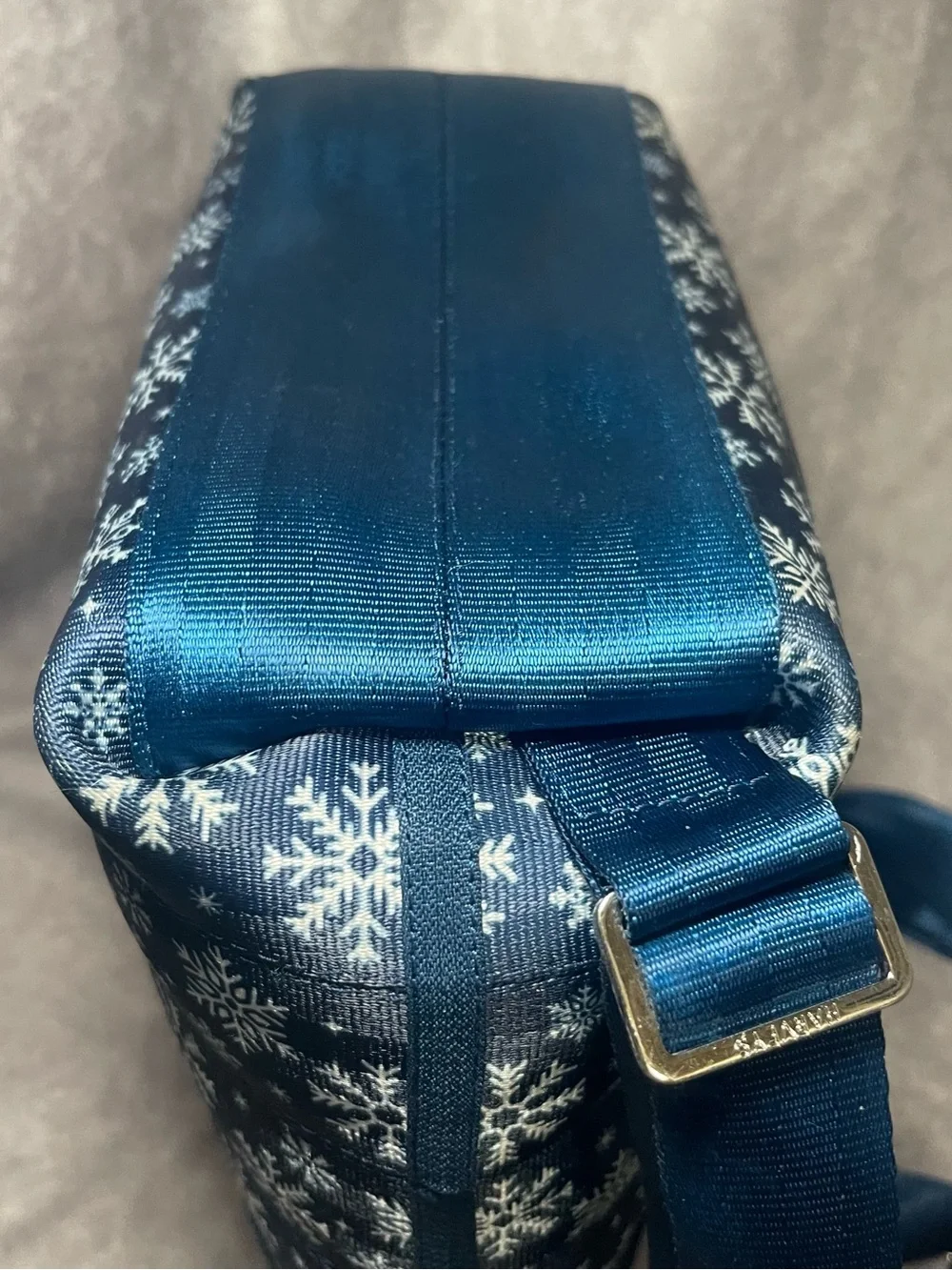 Harvey’s seatbelt snowflake streamline backpack indigo blue w/white
